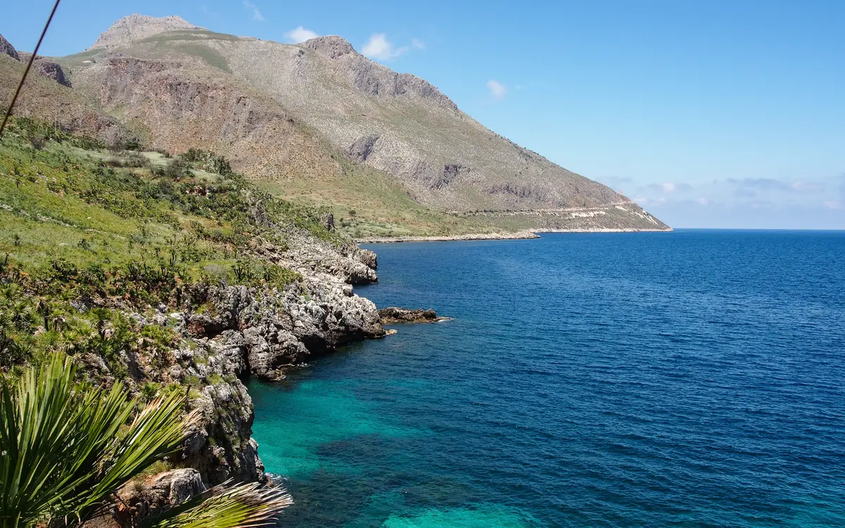 Costa rocciosa e mare cristallino della Riserva dello Zingaro