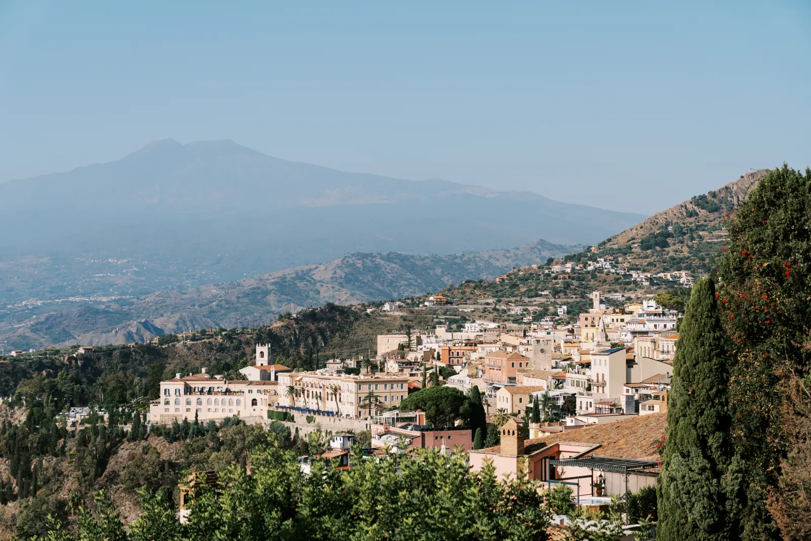 Taormina e l'Etna sullo sfondo