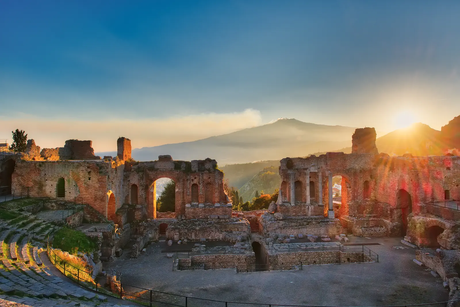 Il Teatro Antico di Taormina con l'Etna sullo sfondo