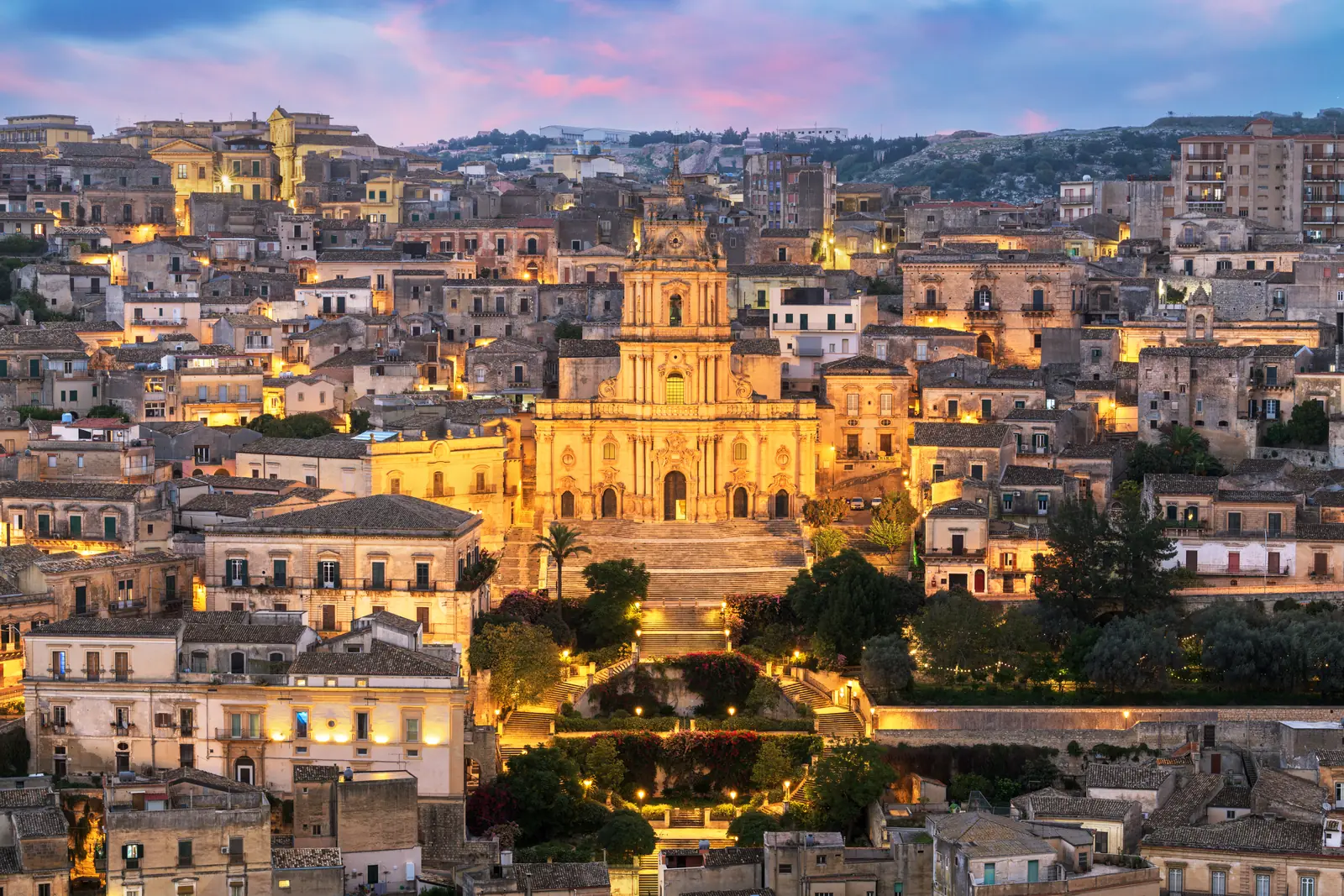 La Cattedrale di San Giorgio e il centro storico di Modica al crepuscolo