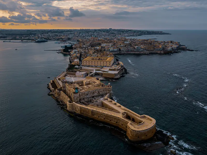 Ortigia e il Castello Maniace visti dall'alto