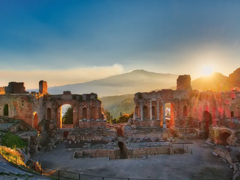 Il Teatro Antico di Taormina al tramonto