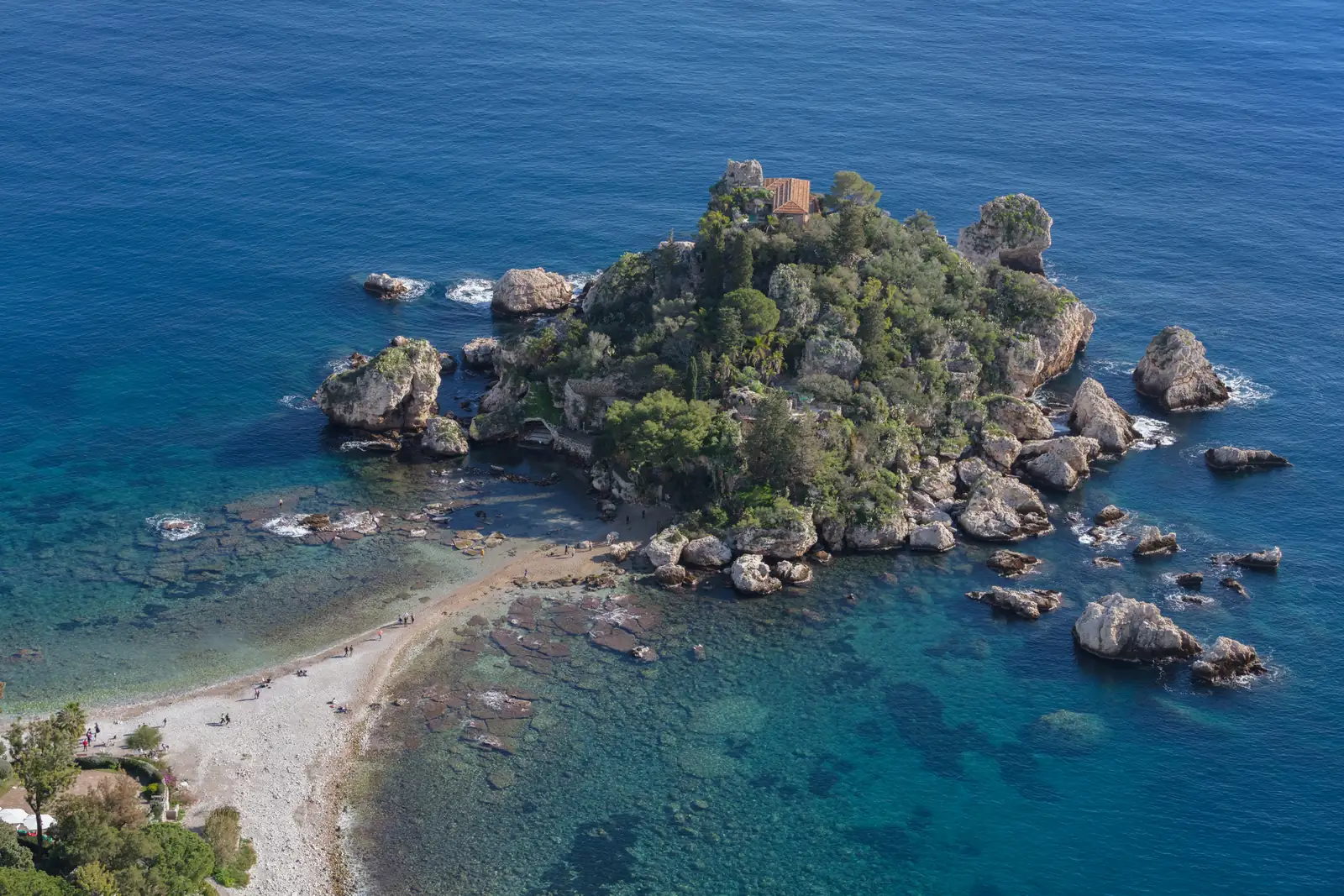 Isola Bella e la costa di Taormina viste dall'alto
